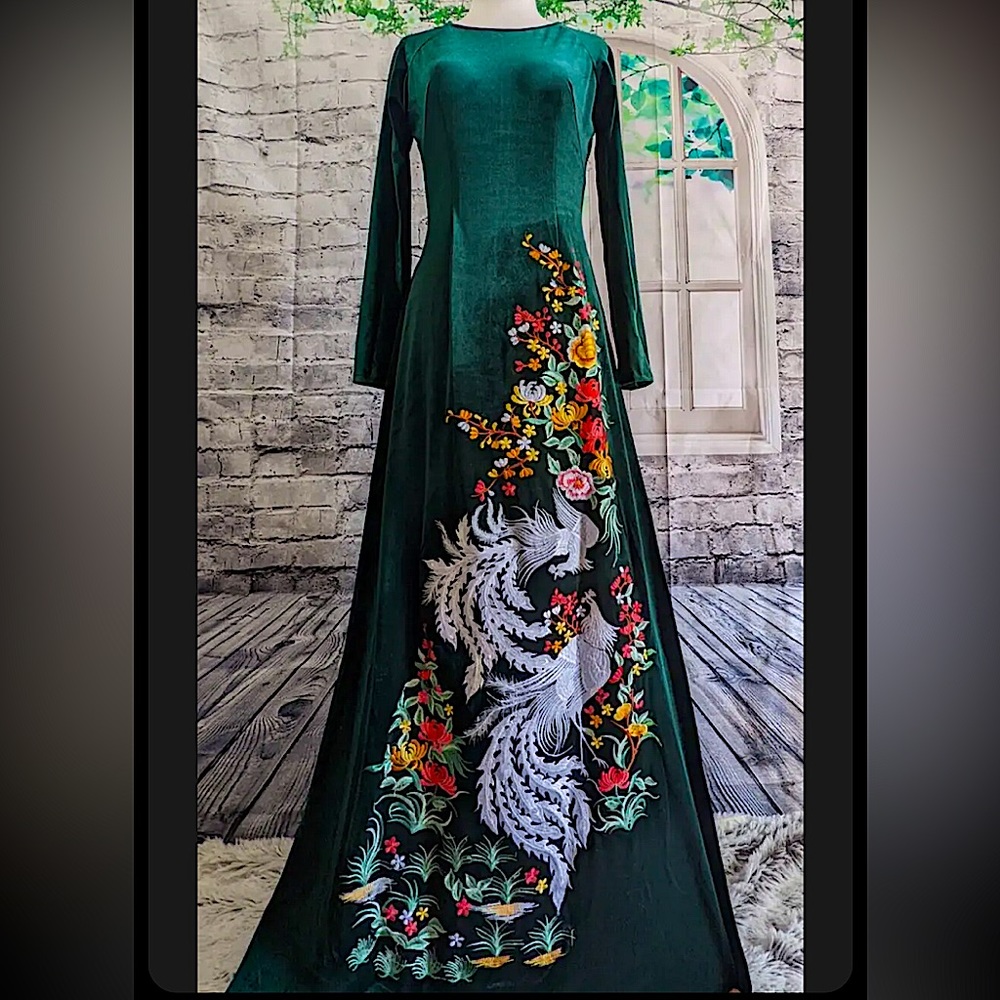 🆕 beautiful Traditional Vietnam Ao dai in Emerald velvet with embroidery XL